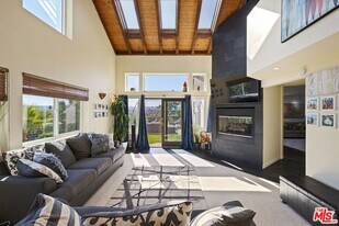 7130 Gateshead Way in Los Angeles, CA - Building Photo