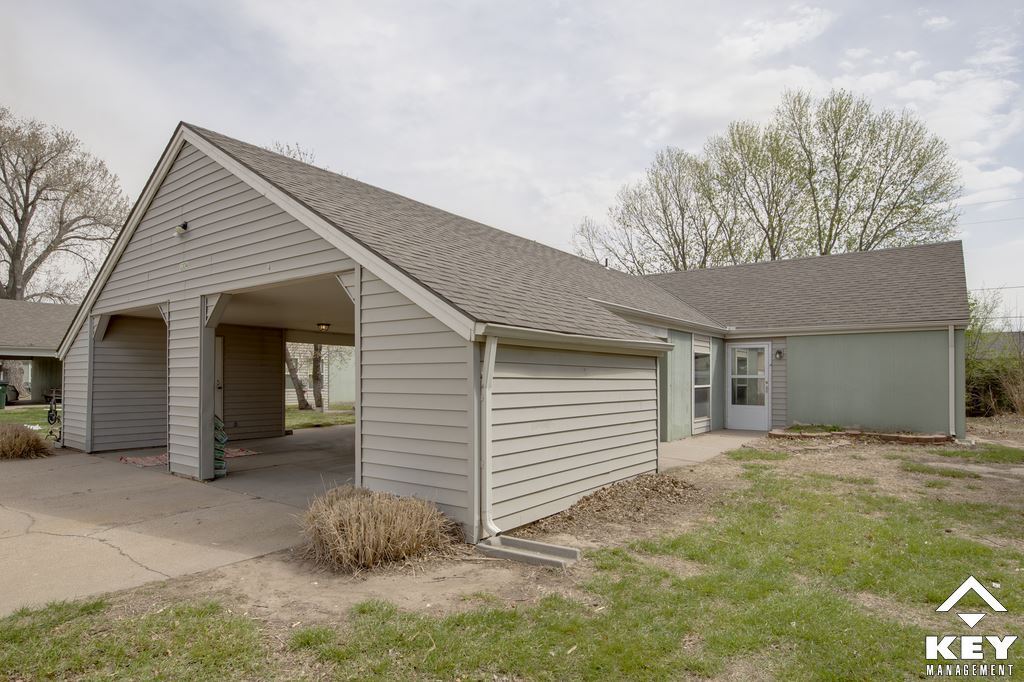 North Park Village in Hutchinson, KS - Building Photo