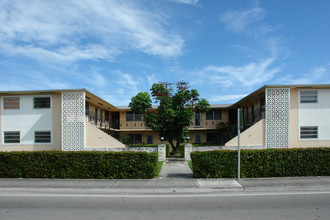 6451 W Flagler St in Miami, FL - Foto de edificio - Building Photo