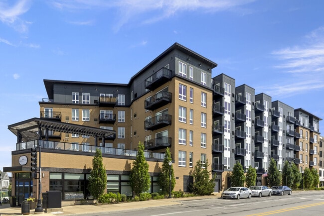 Maple and Main Apartments in Downers Grove, IL - Building Photo - Building Photo