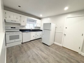 75 Vine St, Unit B4 in Saugus, MA - Building Photo