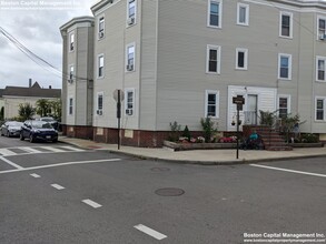 207 Broadway, Unit #1 in Everett, MA - Foto de edificio - Building Photo