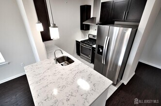 842 Strassle Wy in South Plainfield, NJ - Foto de edificio - Building Photo