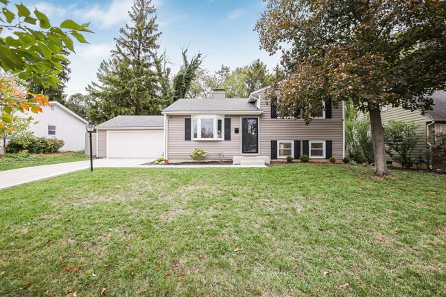 1062 Oberlin Dr in Columbus, OH - Foto de edificio - Building Photo