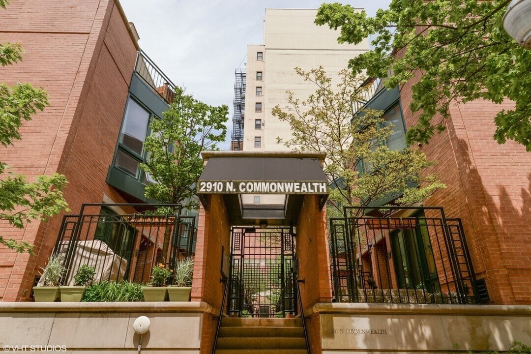2910 N Commonwealth Ave in Chicago, IL - Building Photo