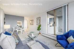 2008-2008 Fullerton Ave in North Vancouver, BC - Building Photo