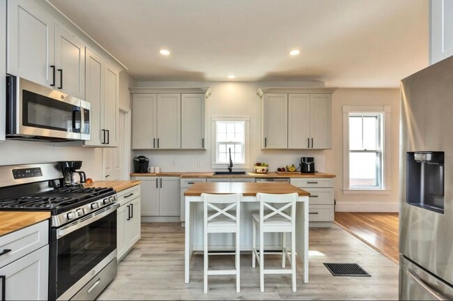22 Dearborn St in Manchester, NH - Building Photo - Building Photo