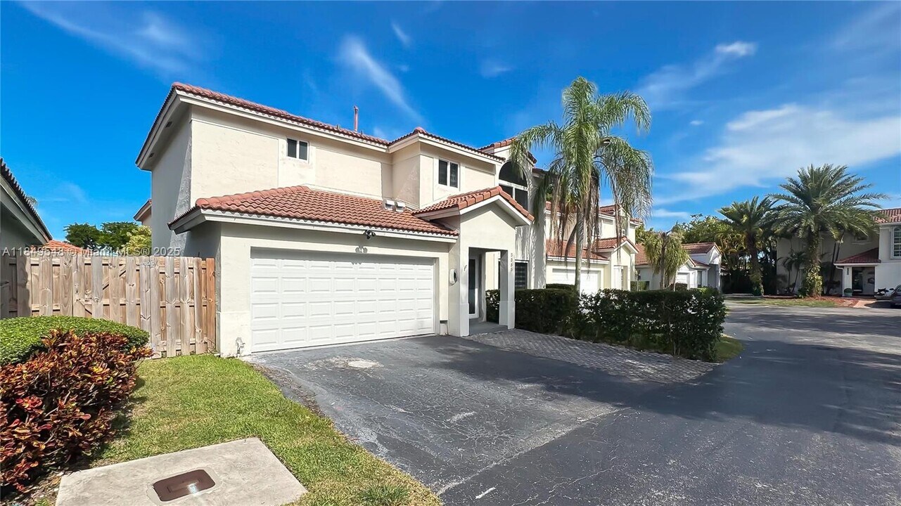 5585 NW 102nd Pl in Doral, FL - Building Photo