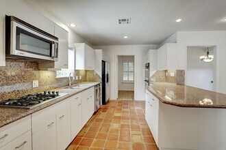 6139 Chevy Chase Dr in Houston, TX - Building Photo - Building Photo
