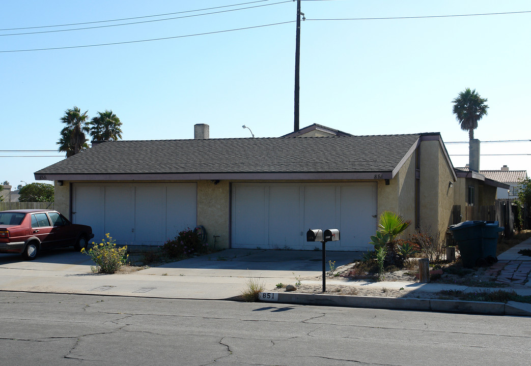 851-855 Dunes St in Oxnard, CA - Building Photo