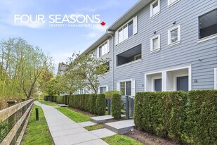 16337-16337 15 Ave in Surrey, BC - Building Photo