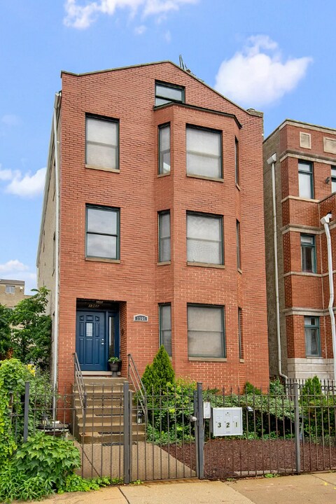 1966 W Diversey Pkwy in Chicago, IL - Building Photo