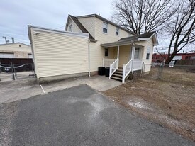 9 Hillcrest Dr, Unit 1 in Smithtown, NY - Building Photo