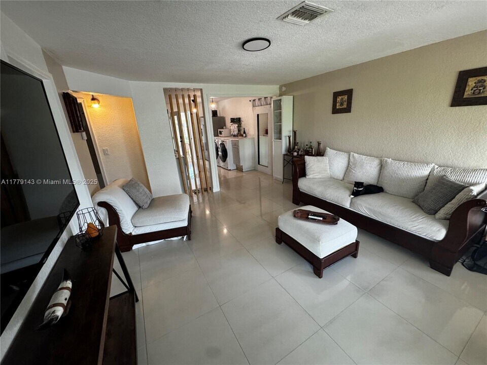 4340 SW 50th St in Fort Lauderdale, FL - Building Photo