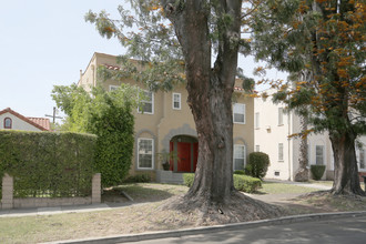 1357 S Cloverdale Ave in Los Angeles, CA - Building Photo - Building Photo