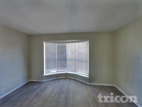 7118 Foxway Ln in Humble, TX - Foto de edificio - Building Photo