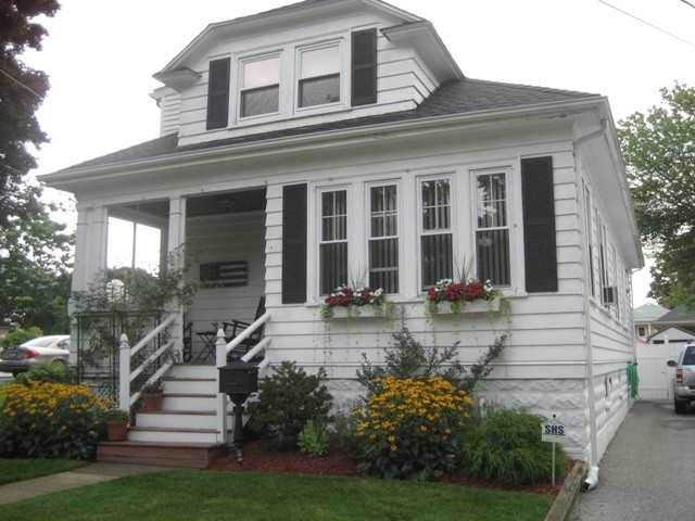 37 Peckham Ave in North Providence, RI - Foto de edificio