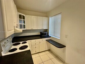 2380 Diana Dr in Hallandale Beach, FL - Building Photo - Building Photo