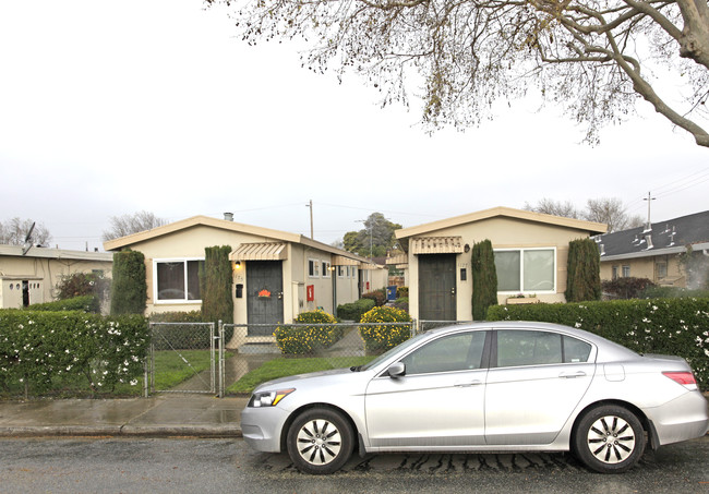 1175-1177 Willow Rd in Menlo Park, CA - Foto de edificio - Building Photo