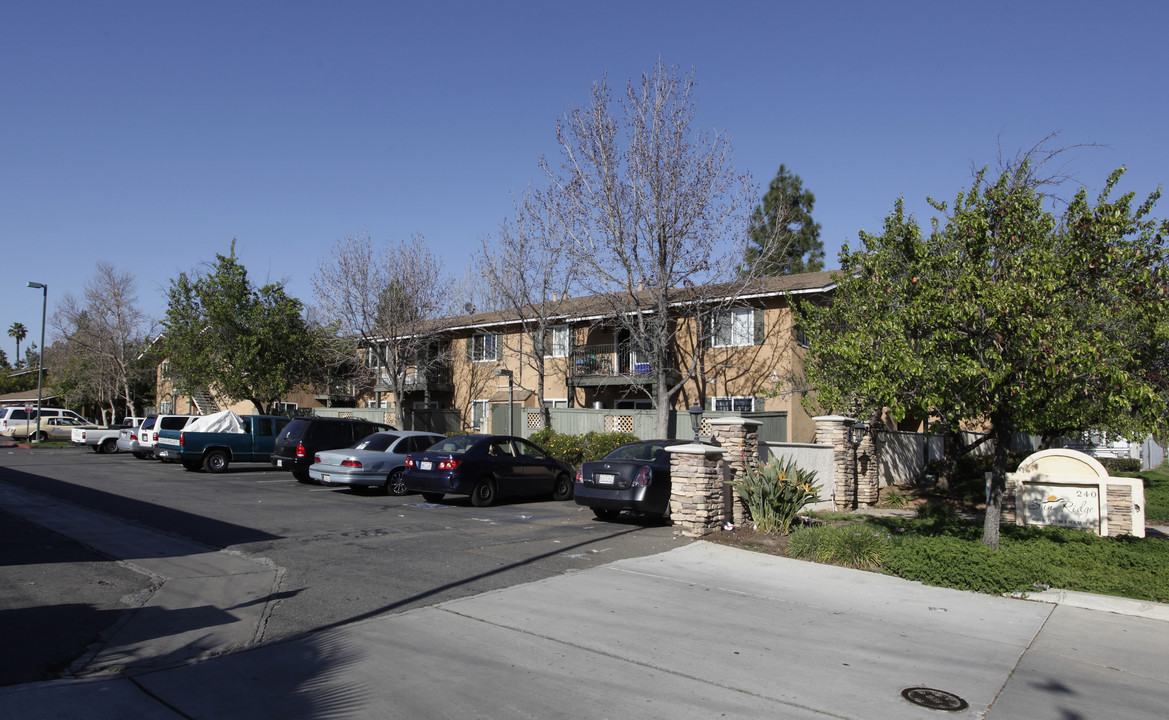 Sun Ridge in Escondido, CA - Foto de edificio