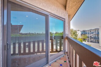 832 Palm Ave-Unit -305 in West Hollywood, CA - Foto de edificio - Building Photo