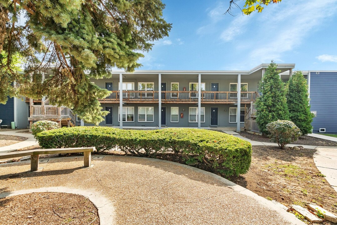 25 N Parkside Ave in Glen Ellyn, IL - Foto de edificio