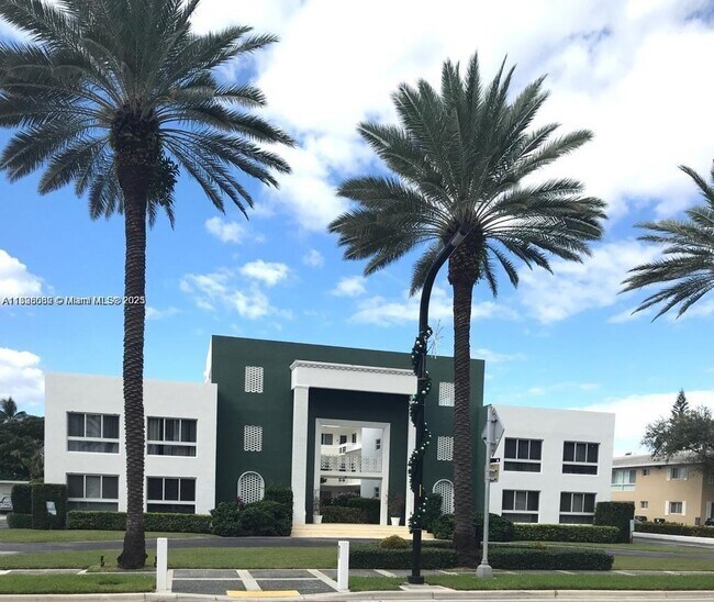 9920 Collins Ave in Bal Harbour, FL - Building Photo - Building Photo