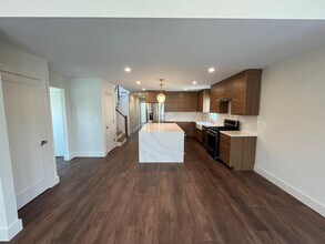 562 E Market St in Long Beach, NY - Building Photo - Building Photo