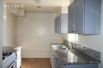 841 E Ave Q in Palmdale, CA - Foto de edificio - Building Photo