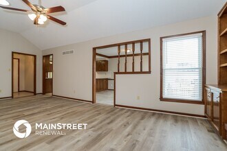 905 NW Delwood Dr in Blue Springs, MO - Foto de edificio - Building Photo