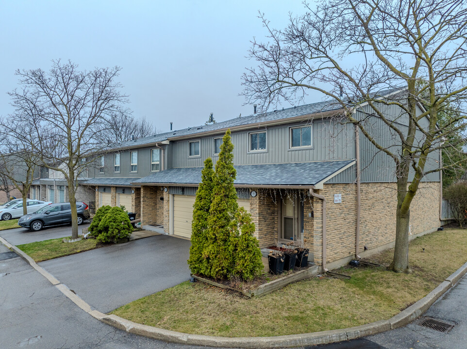 52 Surbray Grv in Mississauga, ON - Building Photo
