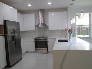 6672 NW 107 Ct in Doral, FL - Building Photo - Building Photo