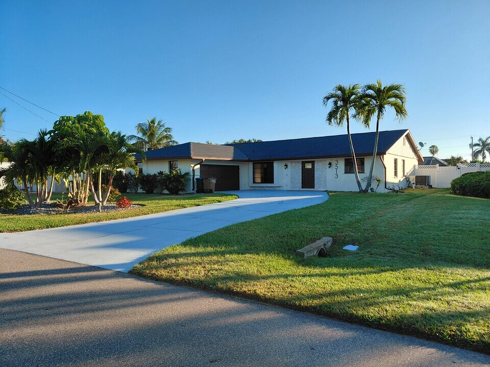 3513 SE 22nd Ave in Cape Coral, FL - Building Photo
