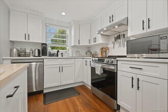 5 Carlton Ave in Port Washington, NY - Building Photo - Building Photo