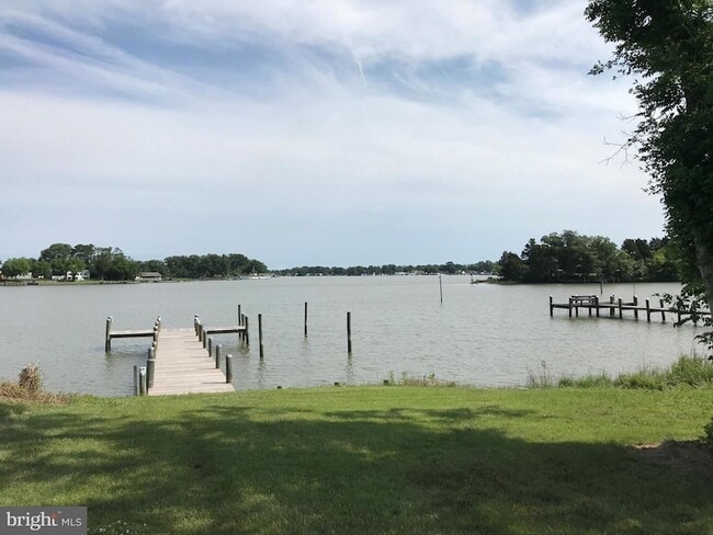 660 Shore Dr in Colonial Beach, VA - Foto de edificio - Building Photo