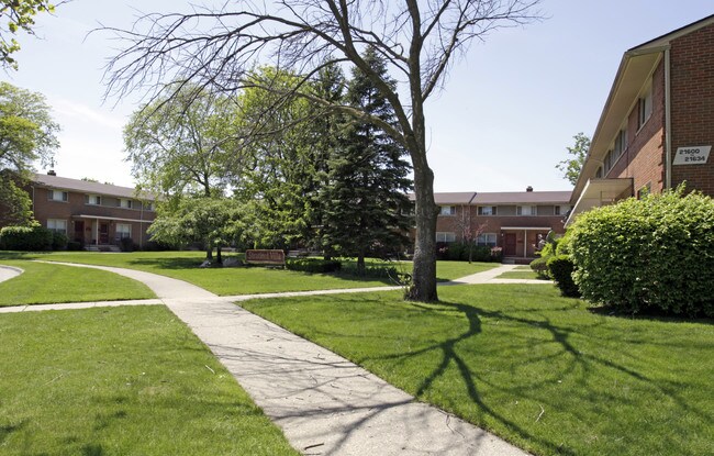 Stratford Villa - Oak Park, MI in Oak Park, MI - Building Photo - Building Photo