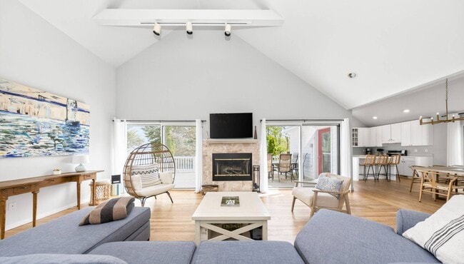 12 Douglas Ct in Hampton Bays, NY - Building Photo - Building Photo