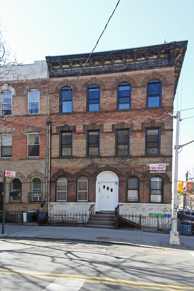 82 St Nicholas Ave in Brooklyn, NY - Foto de edificio - Building Photo