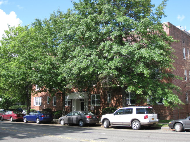 120-05 Hillside Ave in Jamaica, NY - Foto de edificio - Building Photo