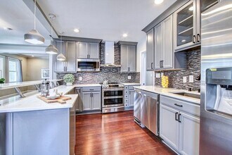 4415 Bradley Ln in Chevy Chase, MD - Foto de edificio - Building Photo