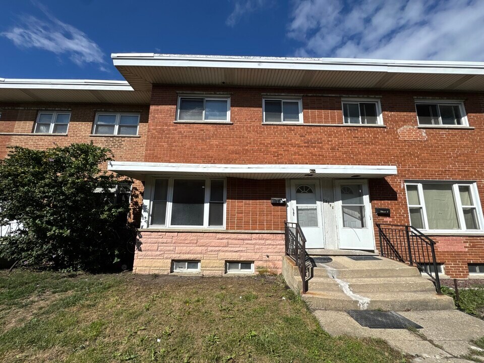 10059 Frontage Rd E in Skokie, IL - Building Photo