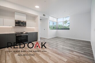 700 N Spaulding Ave, Unit 211 in Los Angeles, CA - Foto de edificio - Building Photo