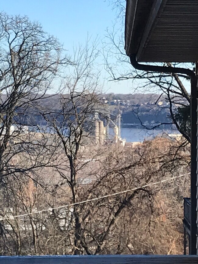 554 W 5th St in Dubuque, IA - Building Photo - Building Photo