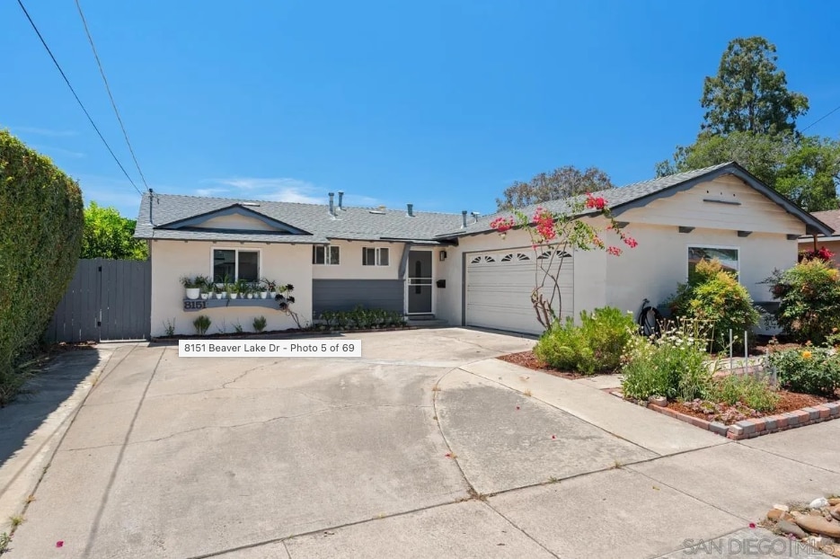 8151 Beaver Lake Dr in San Diego, CA - Foto de edificio