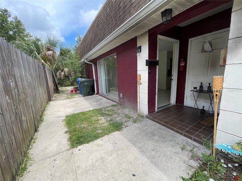 185 Fulton St NE, Unit 4 in Largo, FL - Building Photo