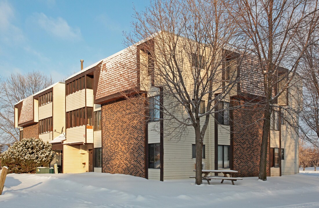 Sunwood Apartments in Willmar, MN - Building Photo