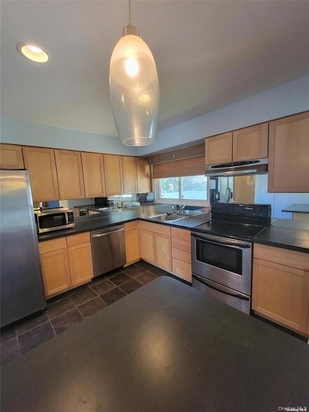 902 Little Whaleneck Rd in East Meadow, NY - Building Photo - Building Photo