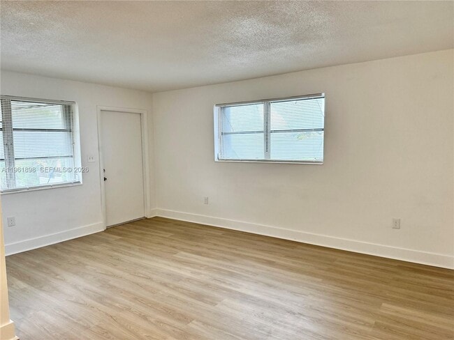 31 NW 163rd St in Miami, FL - Building Photo - Building Photo