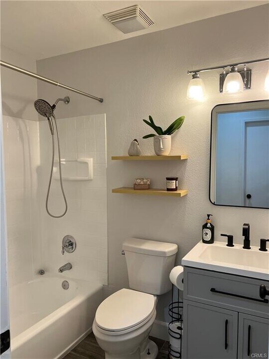 24214 Dalgo Dr in Santa Clarita, CA - Building Photo