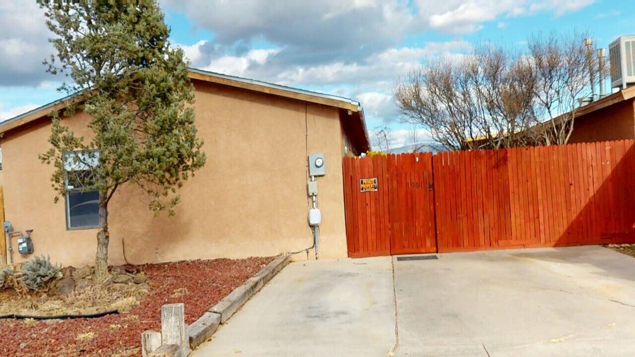1001 Camino Vista Aurora in Santa Fe, NM - Building Photo